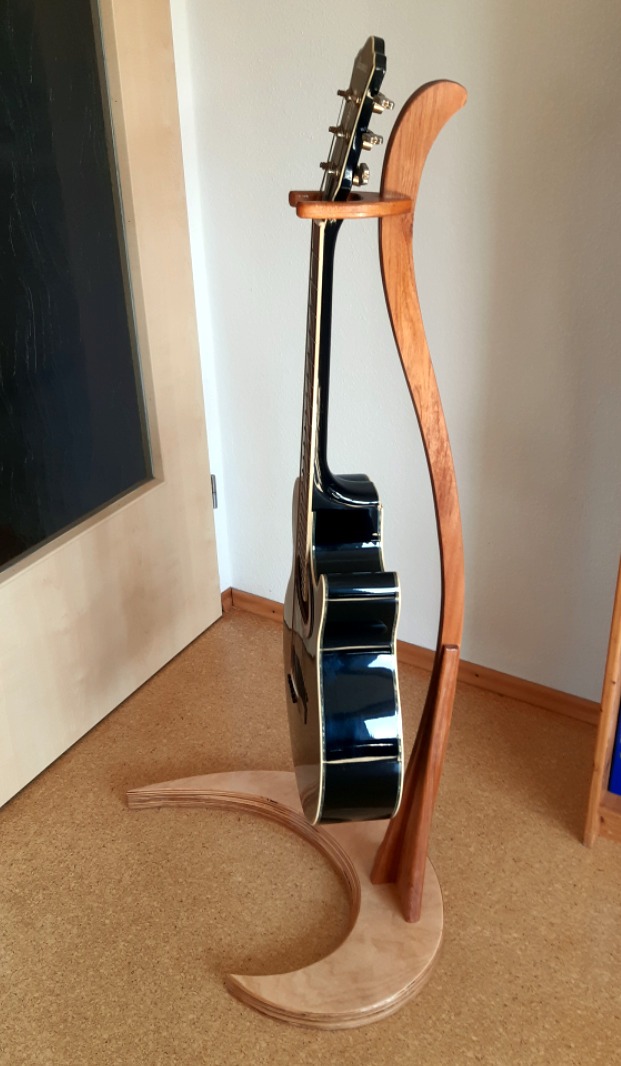 Designer-Gitarrenständer / Handarbeit