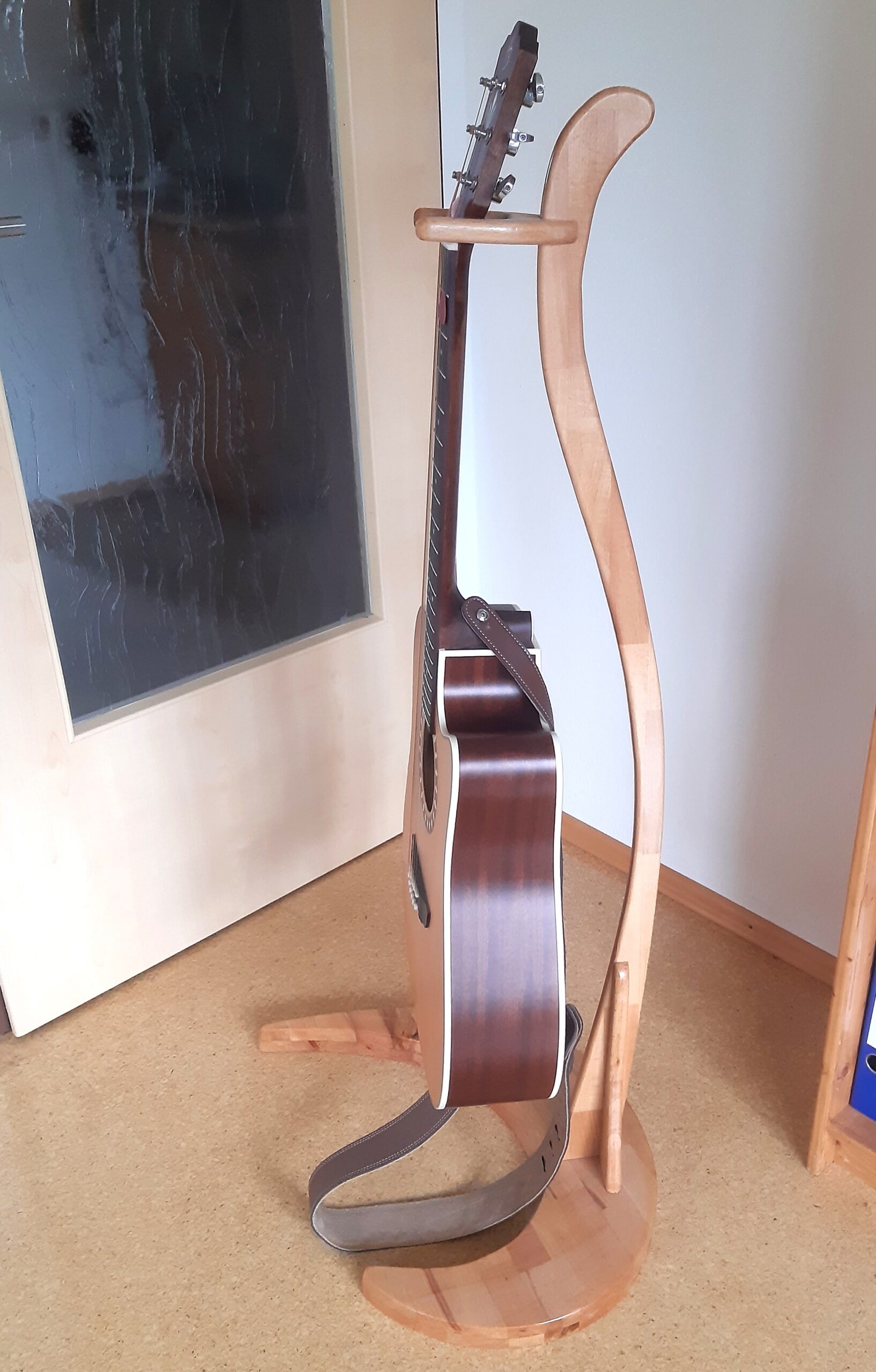 Designer-Gitarrenständer / Handarbeit – Bild 4