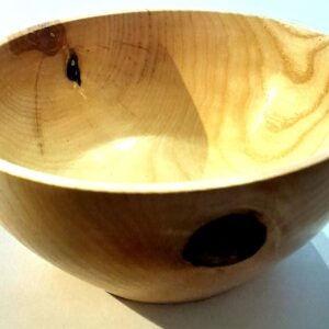 Eschenholzschale mit Ast / handgedrechselt