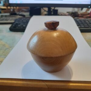 Bauchige Ahorn Dose mit Griff / handgedrechselt