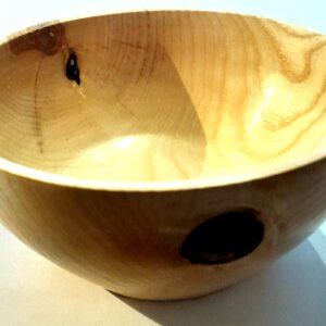 Eschenholzschale mit Ast / handgedrechselt