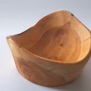 Kleine Naturrandschale aus Wacholder / handgedrechselt